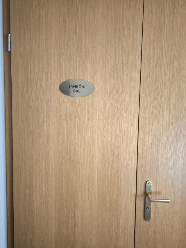 Dveře označené nápisem Taneční sál