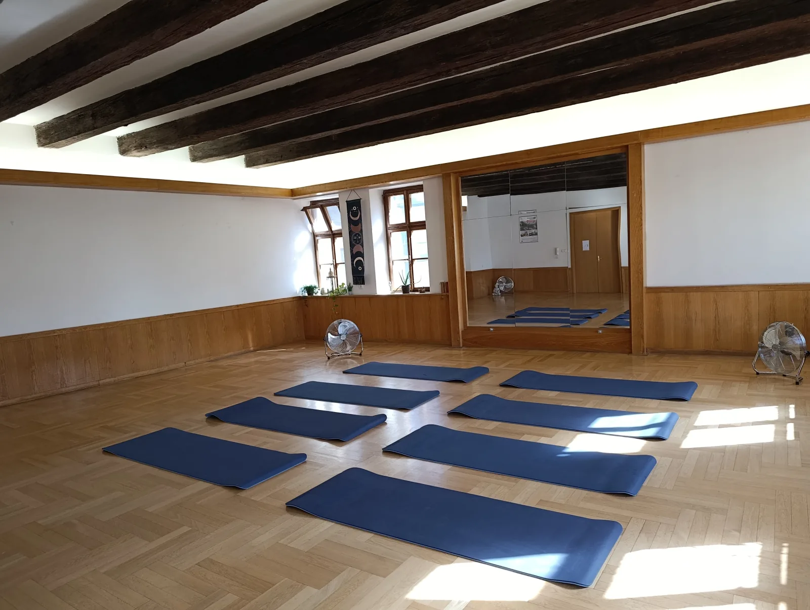 Světlý taneční sál L-SP4CE připravený na lekci Pilates