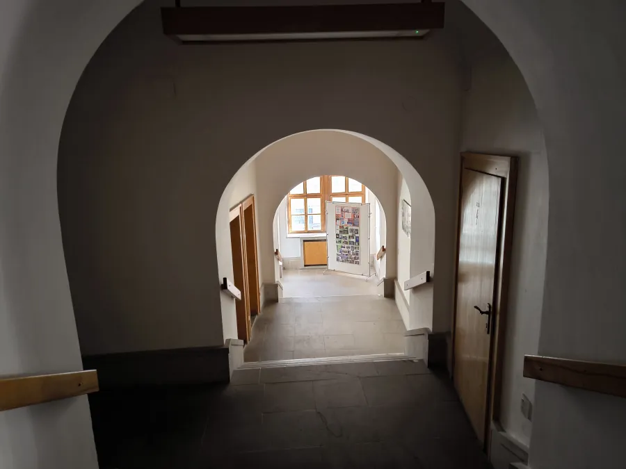 Klenuté schodiště uvnitř Staré radnice