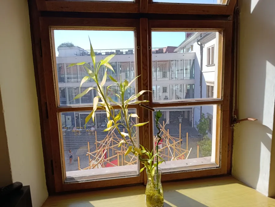Slunečné okno studia s výhledem do nádvoří Staré radnice